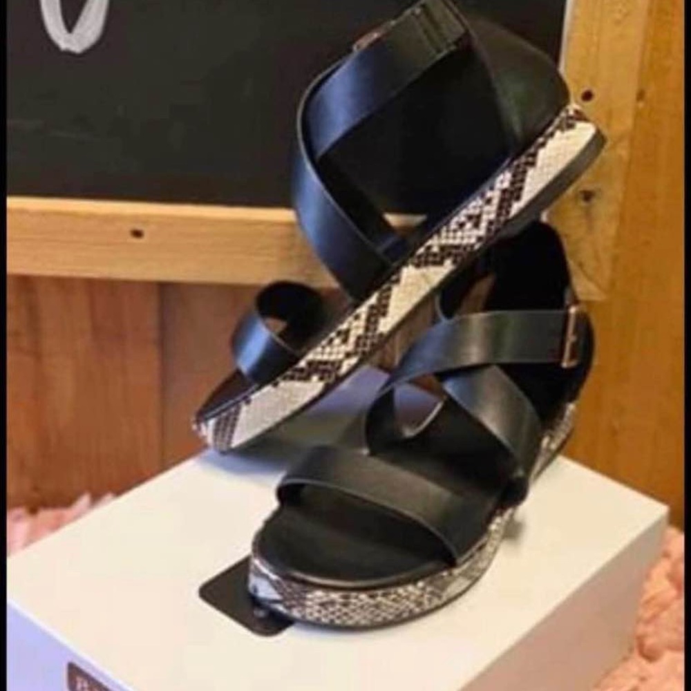 Women’s sz 7 boutique snake sandals
